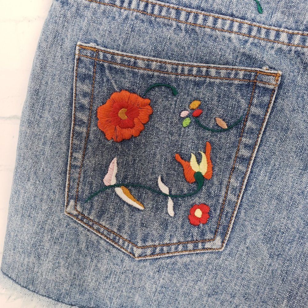 Boston Proper VTG Floral Embroidered Denim Shorts Size 6 Festival Boho Cut Off - Picture 6 of 9